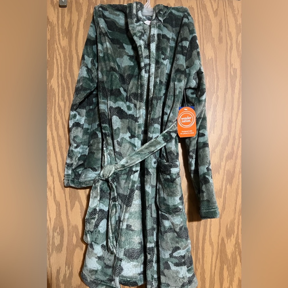 NWT Boys XL Camo robe